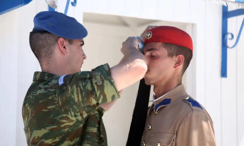 Η ζέστη δε λυγίζει τους Εύζωνες στο Σύνταγμα - Εικόνες